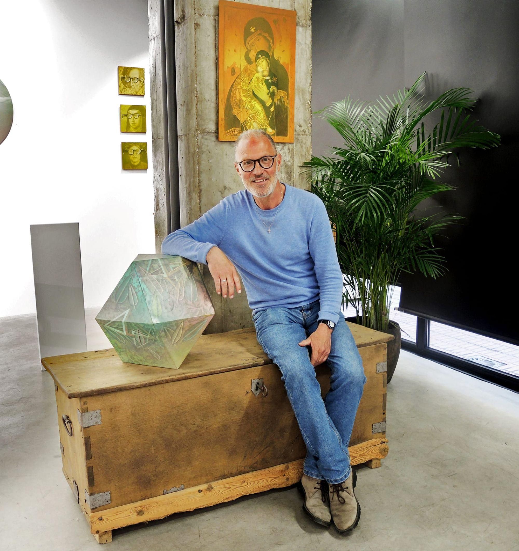 El pintor leonés Alfonso Álvarez Barthe en la exposición de Ármaga.