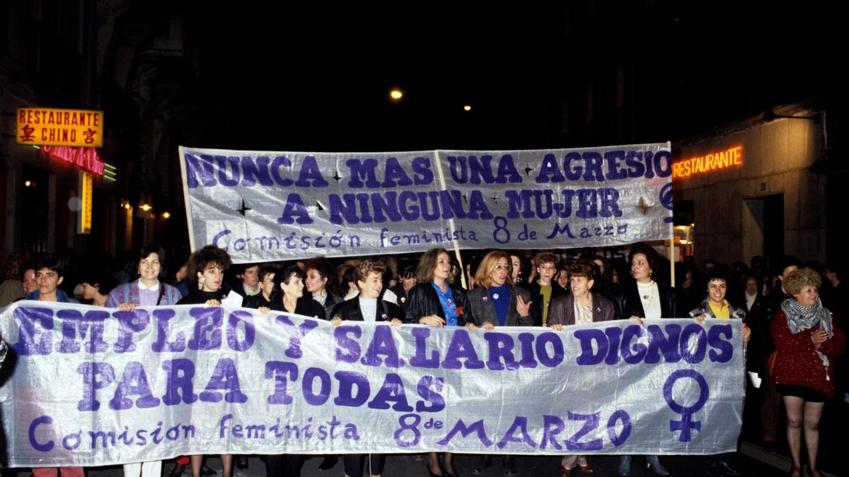 Manifestación en Madrid con motivo de la celebración del Día Internacional de la Mujer Trabajadora, convocada por diversos colectivos feministas en 1989.