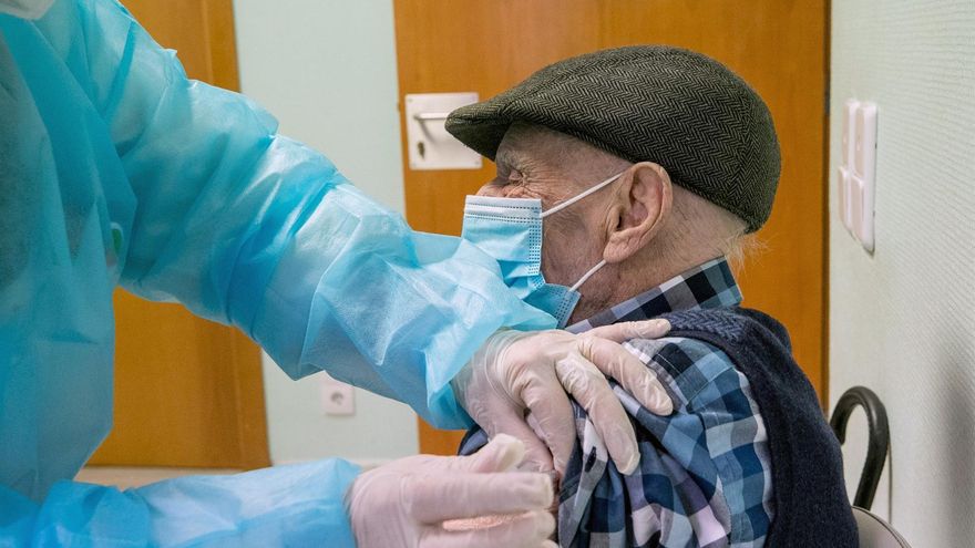 Una sanitaria vacuna a un anciano en un centro de salud. Foto de archivo.
