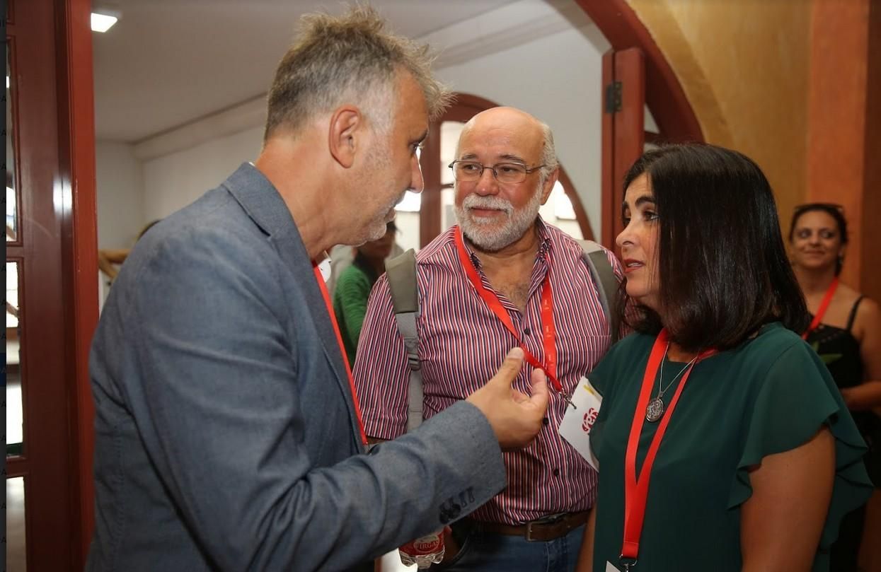 Ángel Víctor Torres habla con Carolina Darias. (ALEJANDRO RAMOS)