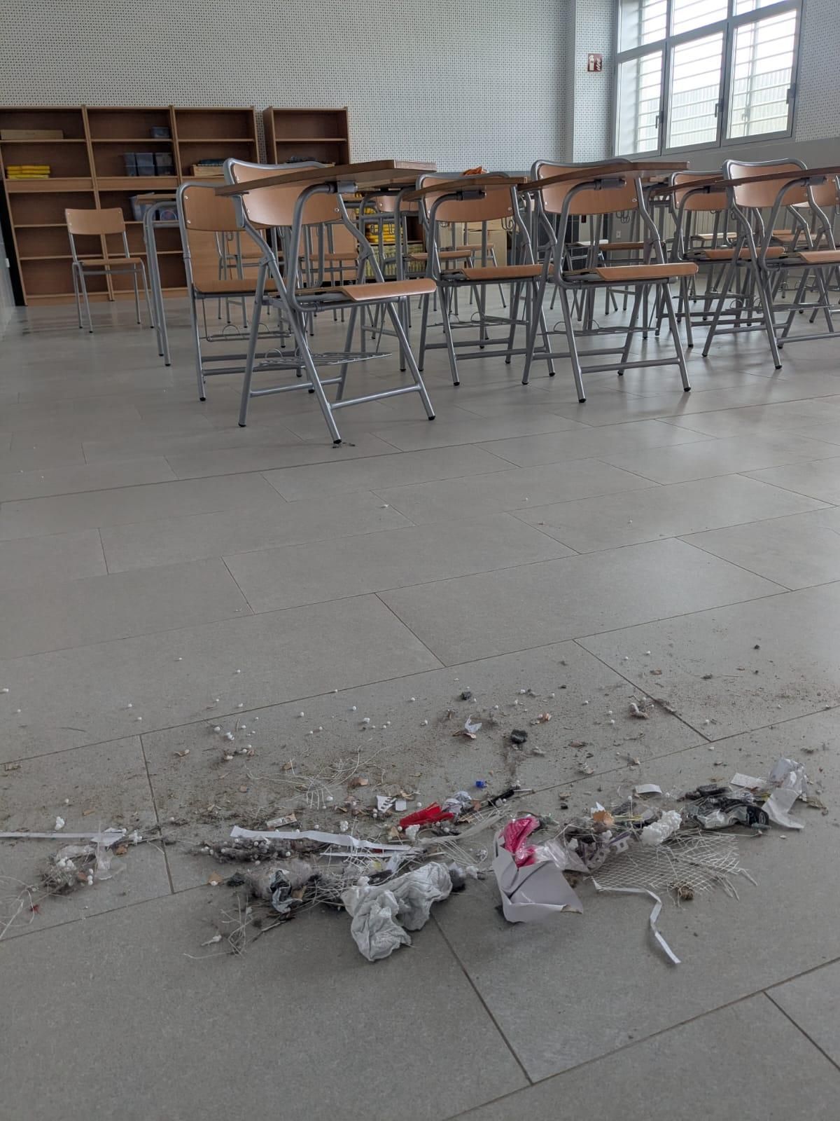 Suciedad que han limpiado las familias en una de las aulas del CPI Parque Venecia
