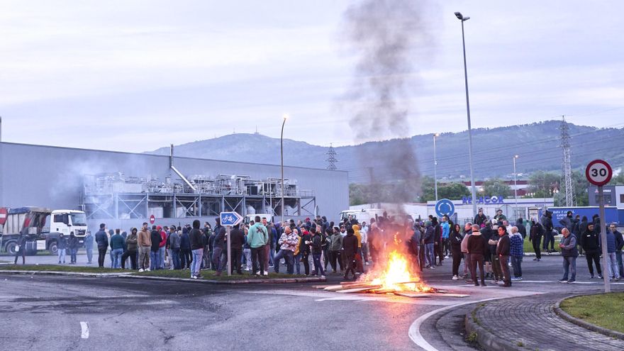 Varios trabajadores del metal hacen una hoguera durante la segunda jornada de la huelga del metal, a 5 de junio de 2025, en Guarnizo, Cantabria (España).