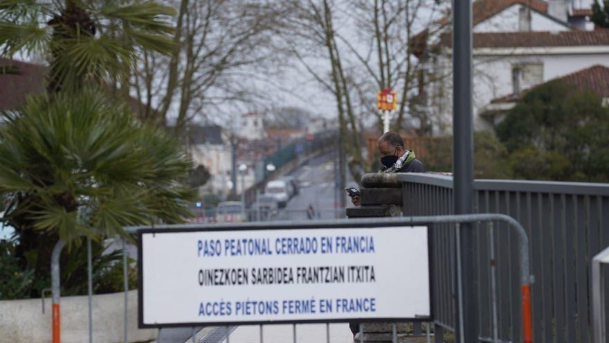 Cartel que cierra el paso a Francia, en Irún