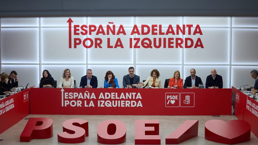 Archivo - (I-D) La portavoz del PSOE, Esther Peña; la ministra de Educación, Formación Profesional y Deporte, Pilar Alegría; el secretario de Organización del PSOE, Santos Cerdán; la presidenta del PSOE, Cristina Narbona; el presidente del Gobierno y secr