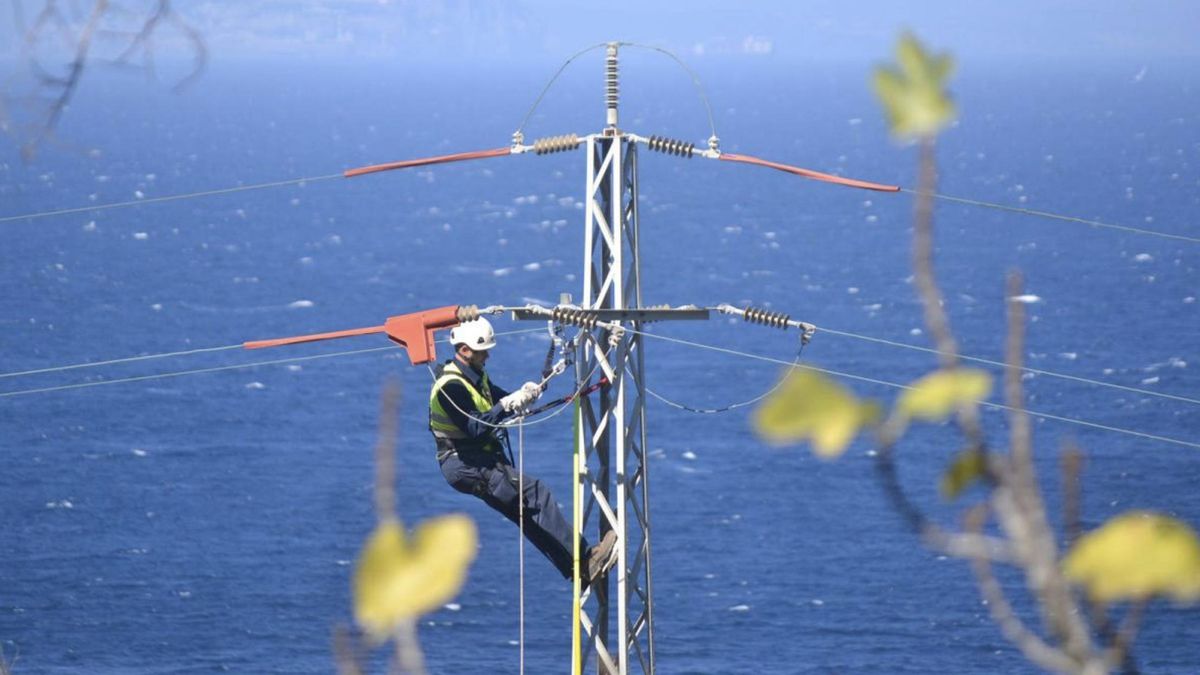 Un operario, trabajando en una línea eléctrica.