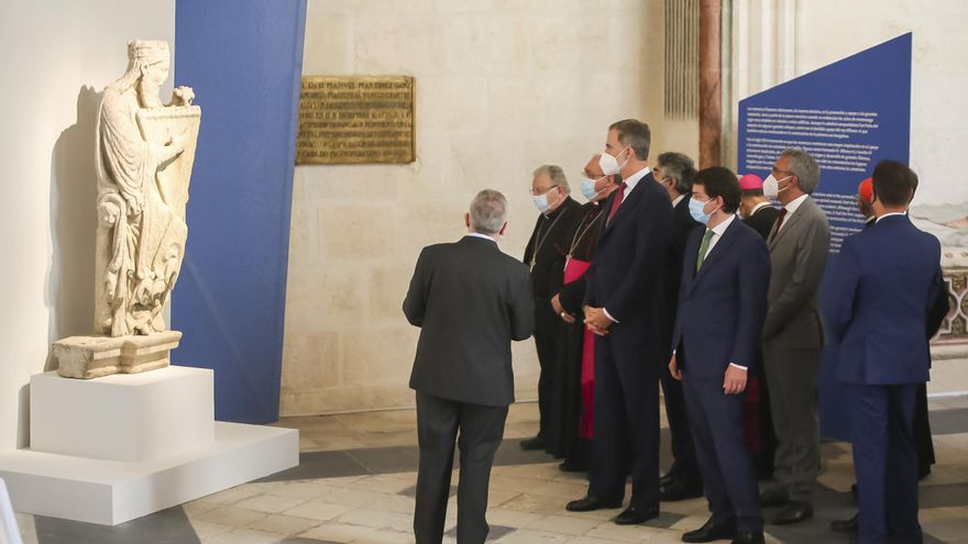 El Rey Felipe VI contempla una de las 120 obras de la exposición Lux.