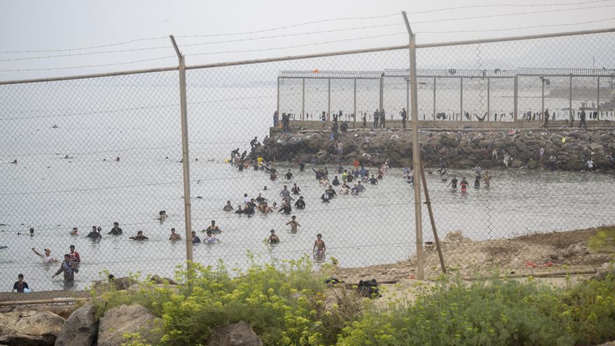 Decenas de personas siguen intentando cruzar la frontera, a 31 de julio de 2026, en Ceuta (España).