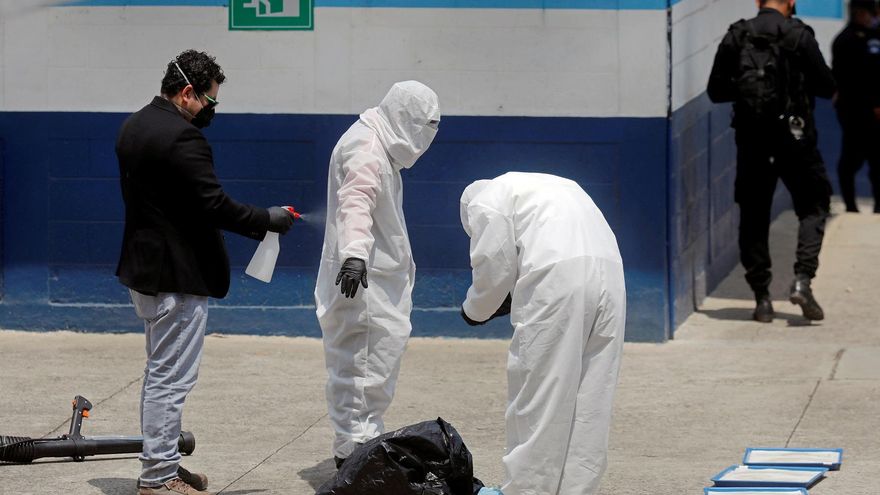 Personal del departamento de sanidad de Guatemala se desinfecta