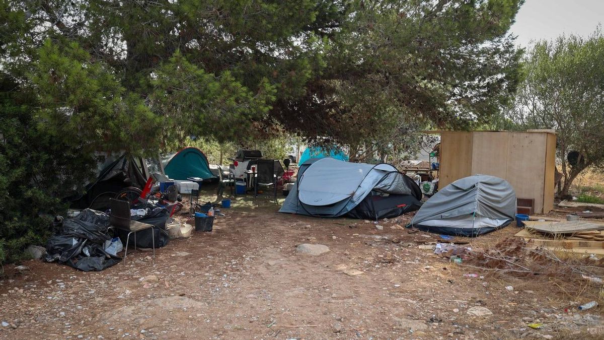 Aunque todavía son pocas, han empezado a levantarse barracas de madera en el solar.