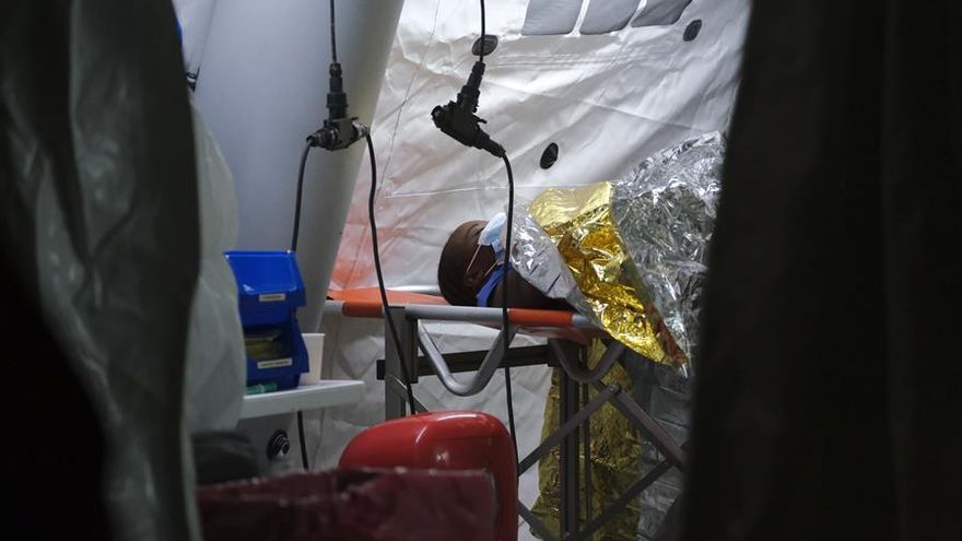 Una de las personas que viajaban en la patera, atendida a su llegada al muelle de Arguineguín