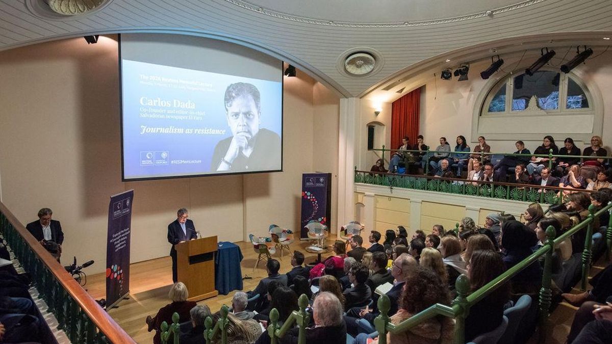 El periodista Carlos Dada durante su discurso en la Universidad de Oxford, este lunes.