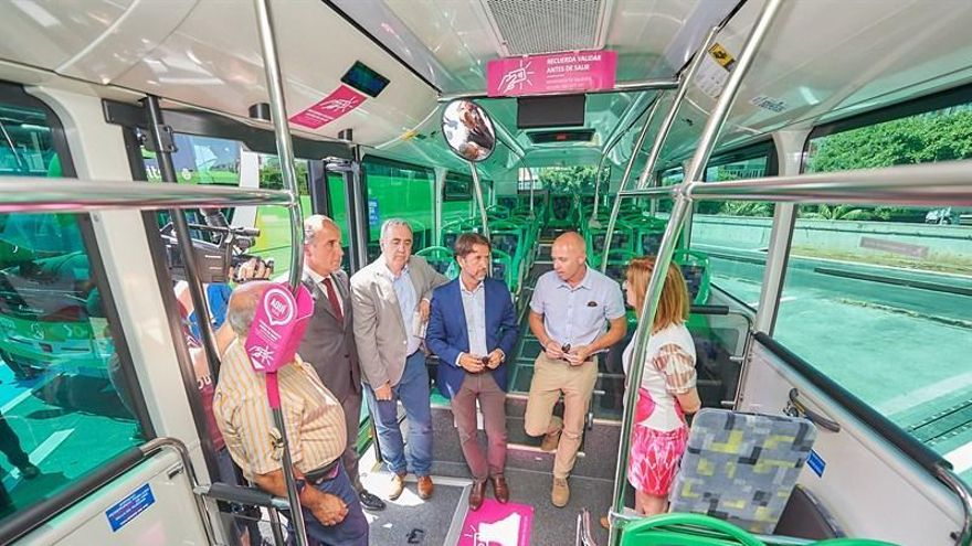Interior de uno de los coches novísimos, con Carlos Alonso, presidente del Cabildo de Tenerife, este lunes