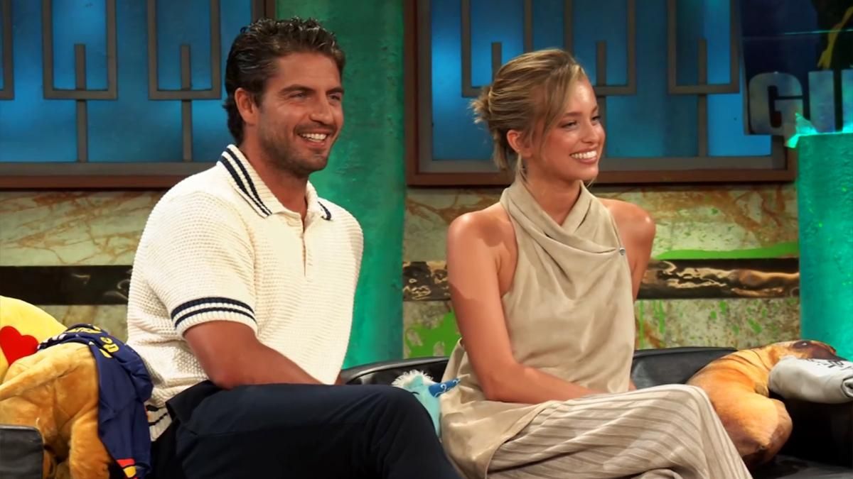Margarida Corceiro y Maxi Iglesias se plantan ante las preguntas clásicas de 'La Revuelta': "Es muy poco elegante"