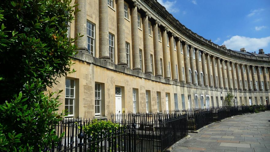 Columnata monumental en Royal Crescent.