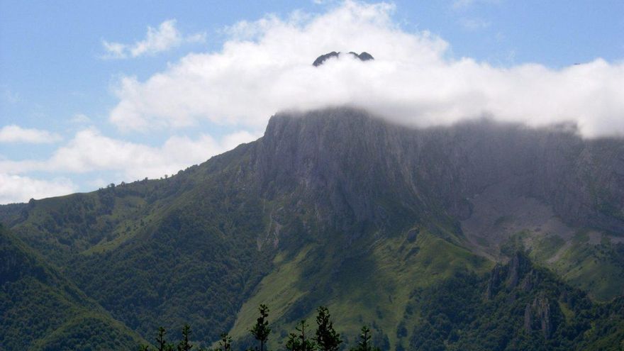 Rescatan a seis montañeros que se perdieron por la niebla en una zona boscosa de Ponga