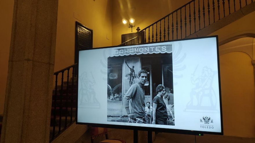 La imagen de Federico Martín Bahamontes que ha fallecido a los 95 años en la entrada a la Sala Capitular del Ayuntamiento de Toledo