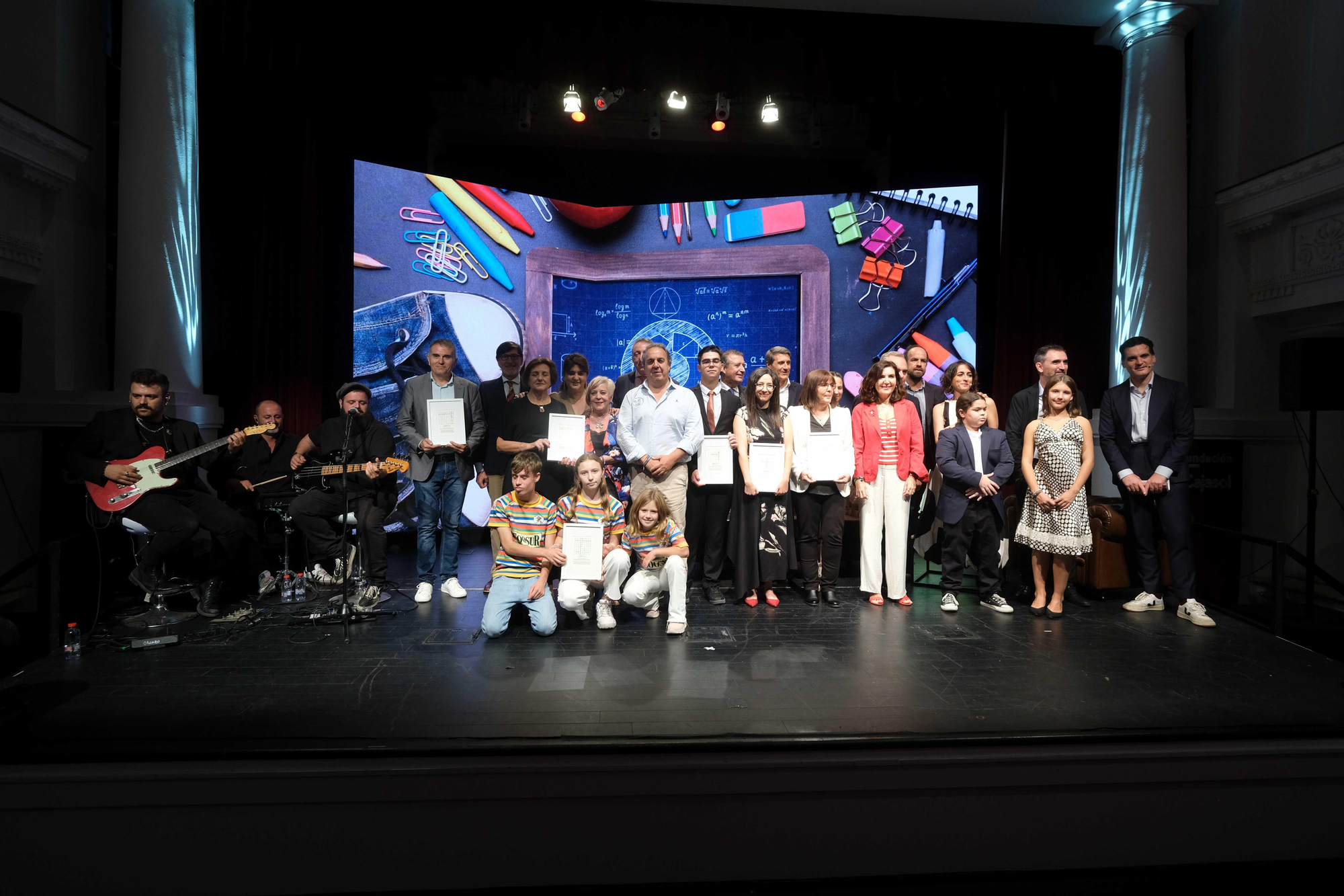 Foto de familia de los premiados al finalizar la gala