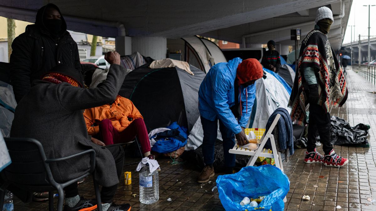 La jueza avala que Albiol dejara en la calle a los migrantes que desalojó y cree que les prestó "la atención debida"