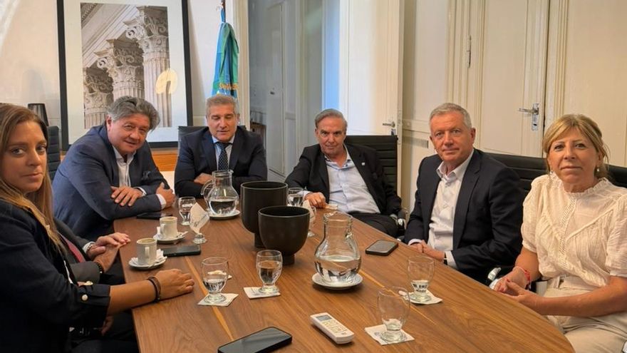 Miguel Angel Pichetto junto a Emilio Monzó y Carlos Kikuchi