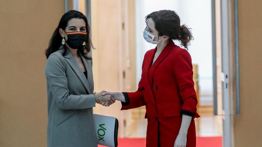 Archivo - La presidenta de la Comunidad de Madrid, Isabel Díaz Ayuso (d), y  la portavoz del Grupo Parlamentario de Vox, Rocío Monasterio (i), se saludan a su llegada a una reunión en la Real Casa de Correos, sede de la Presidencia de la Comunidad de Madr