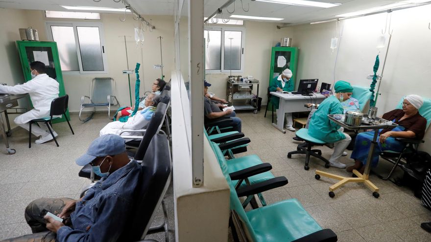 Varios pacientes con cáncer reciben el tratamiento de quimioterapia. EFE/ Ernesto Mastrascusa/Archivo