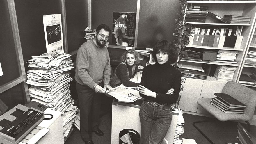 De esquerda a dereita, Xosé García Crego, Celia Torres e a poeta Xela Arias nas dependencias de Edicións Xerais en 1989.