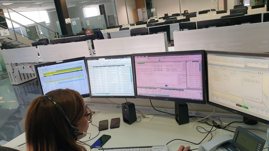 Archivo - Profesional de sala de emergencias del 112 Andalucía