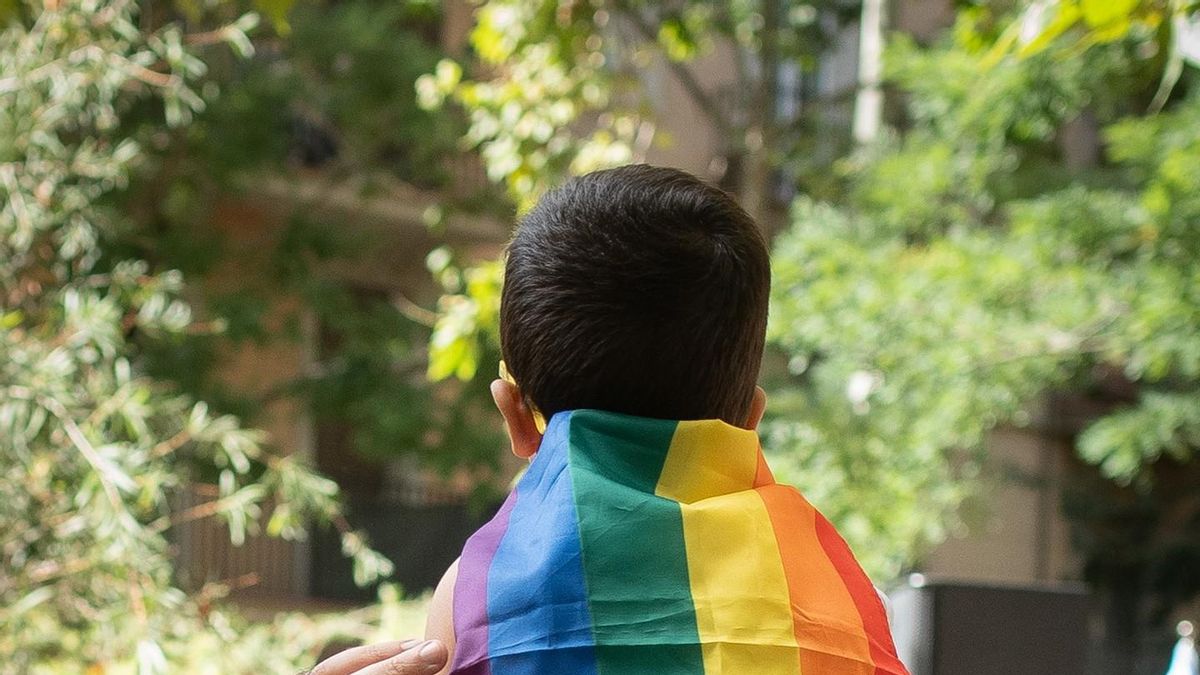 Archivo - Varias personas durante una concentración de entidades LGTBI