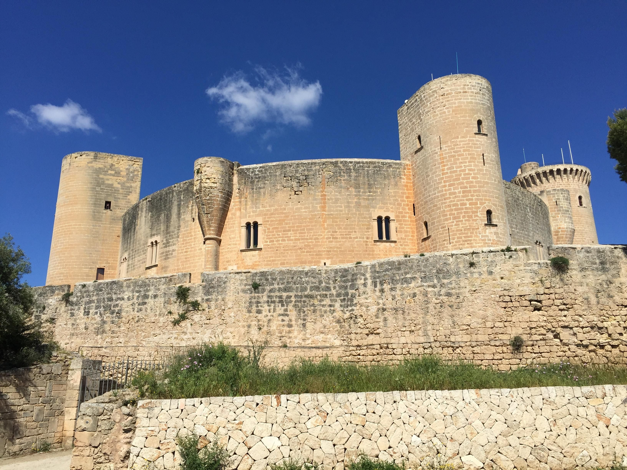 Castillo de Bellver, fortaleza mediaval única de planta circular.