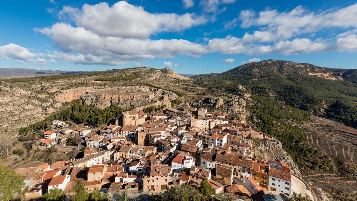 Alpuente integrado en el paisaje.
