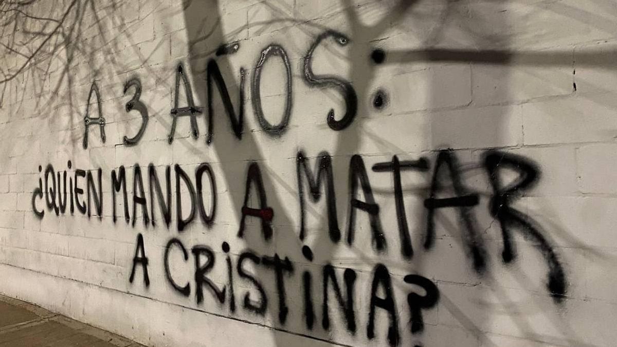 Un grafiti posteado por la cuenta de X de la organización ultracristinista La Cámpora.