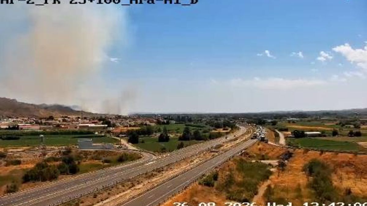 Un incendio obliga a cortar la AP-2 en Zaragoza hacia Barcelona y provoca más de tres kilómetros de retenciones
