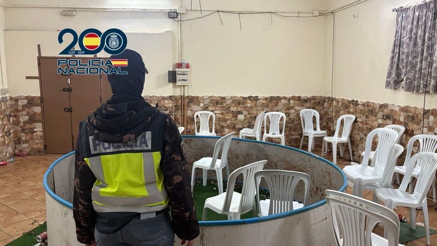 Corral desmantelado en una nave de Sanlúcar de Barrameda donde se estaban realizando peleas de gallos