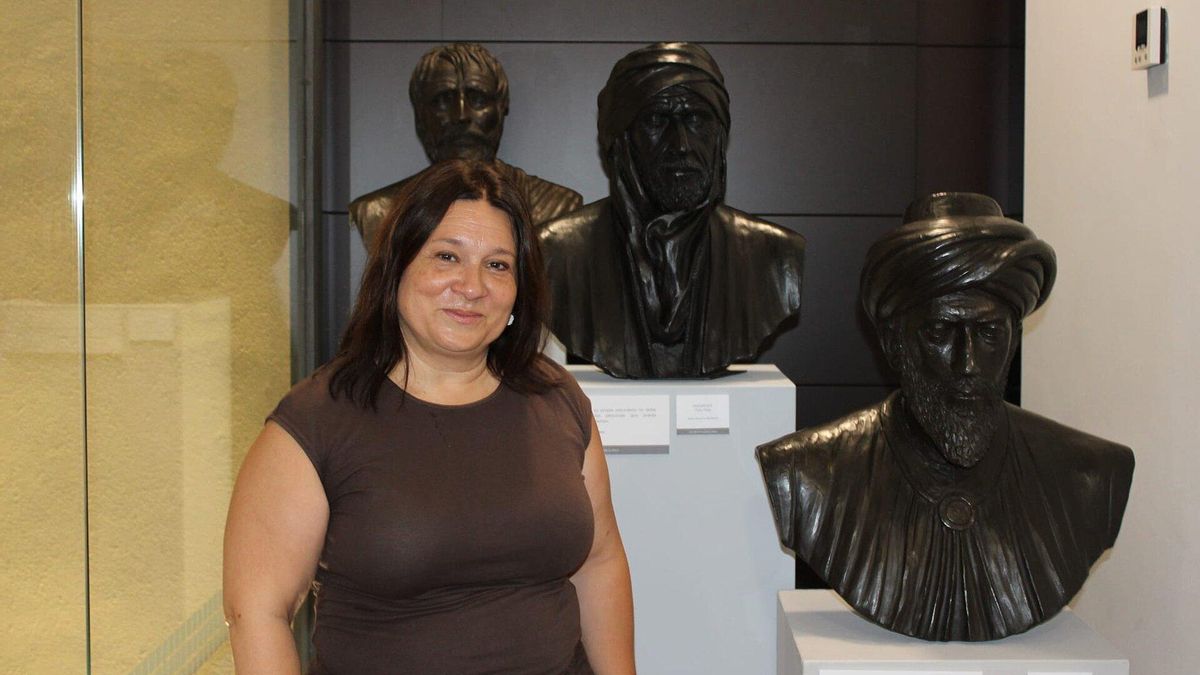 La delegada municipal de Cultura de Chiclana, Susana Rivas, junto a los bustos de Séneca, Maimónides y Averroes expuestos en el museo gaditano.