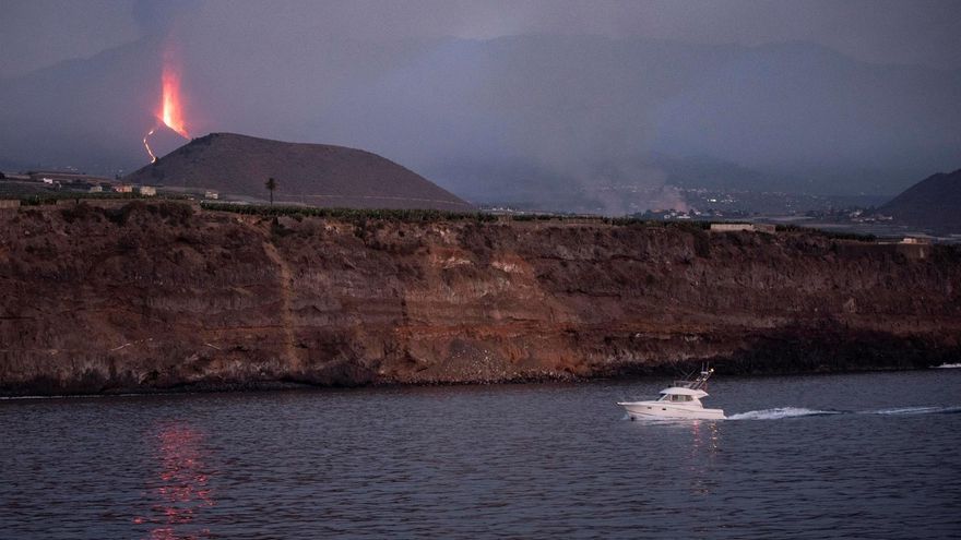 Confinados cuatro barrios de la costa de Tazacorte ante la previsión de que la lava llegue al mar en las próximas horas