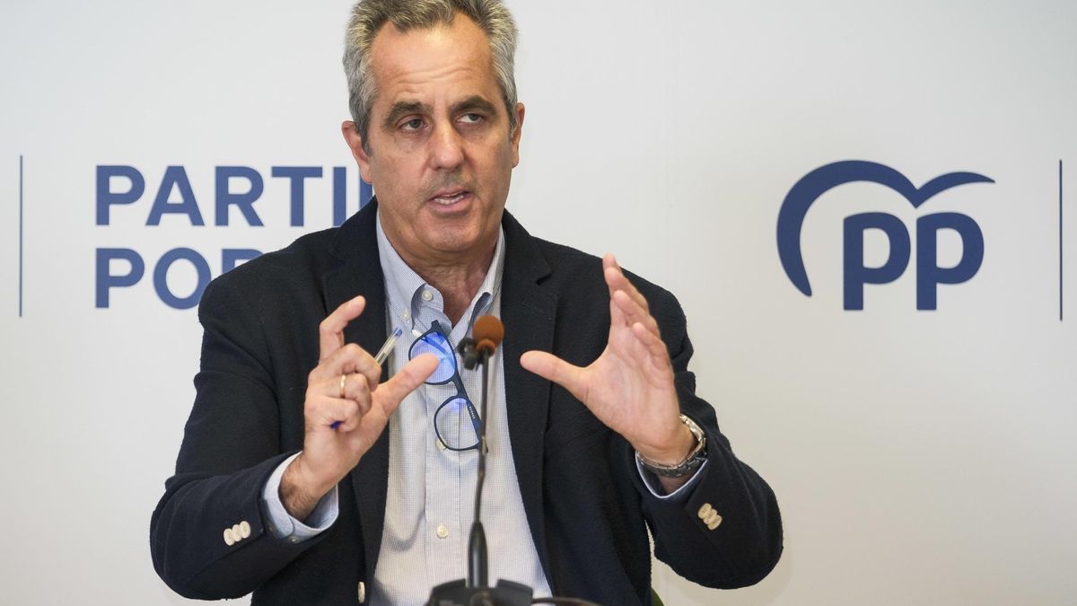 El portavoz del PP en el Cabildo de Gran Canaria, Miguel Jorge, y los consejeros de su grupo han valorado este lunes en rueda de prensa el balance de diez años de gobierno de Nueva Canarias y el PSOE en la corporación insular. EFE/Ángel Medina G.