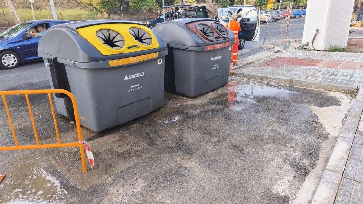 Sadeco afirma que limpia 50 contenedores al día con productos desengrasantes y desodorizantes.