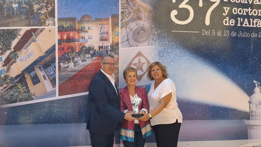 Elena Irureta, Julián López y Cine de Barrio, estrellas en el paseo del cine de l'Alfàs