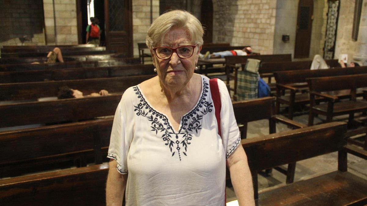 Viqui Molins, en la parroquia Santa Anna junto a los bancos donde dormían algunos menores migrantes y extutelados durante el día, en 2019