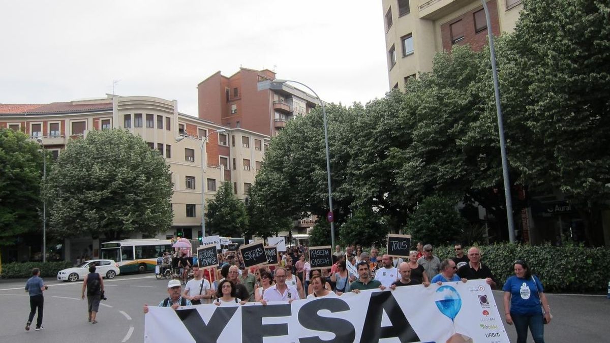 Una manifestación reclama en Pamplona la "paralización" del recrecimiento de Yesa y un "informe internacional"