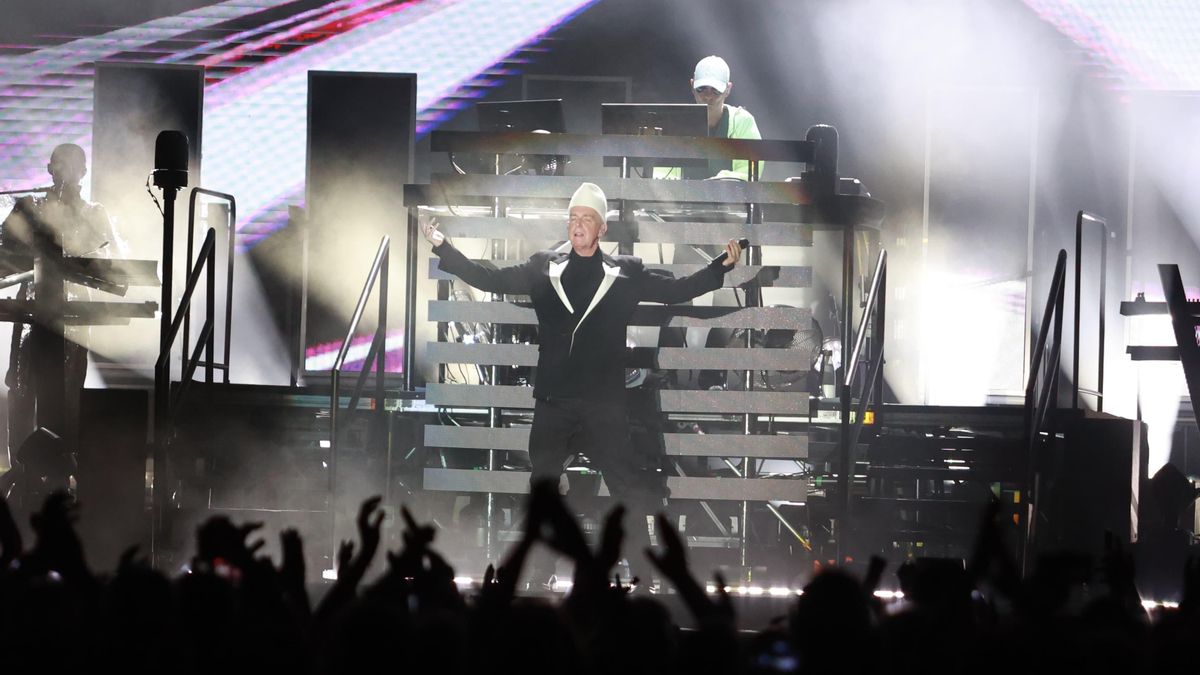 Pet Shop Boys convierte la Plaza de España de Sevilla en una fiesta de tecno pop y magia retro