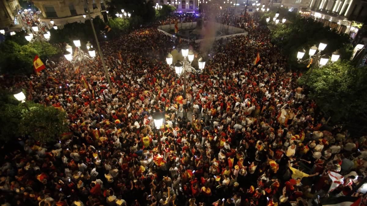 La celebración de los cordobeses en Las Tendillas tras el triunfo de España, en imágenes