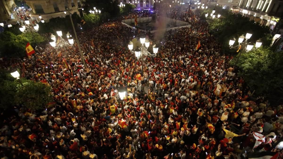 La celebración de los cordobeses en Las Tendillas tras el triunfo de España, en imágenes