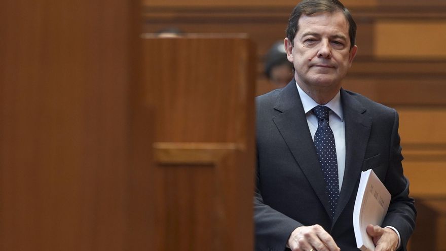 El presidente de la Junta de Castilla y León en funciones, Alfonso Fernández Mañueco, durante la sesión del debate de investidura celebrada este martes, en la que necesitará de los apoyos de Vox para ser reelegido.