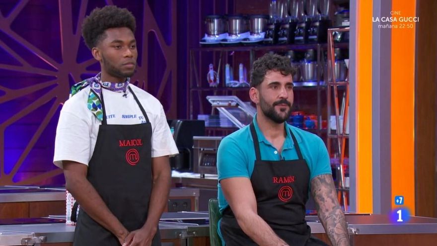 'MasterChef 12' expulsó por una mala tarta de Santiago y sorprendió al entregar el delantal inédito más deseado