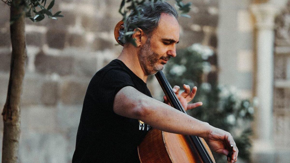 El violonchelista toledano Chiki Serrano lanza un 'adagio' musical contra el ritmo acelerado de la vida contemporánea
