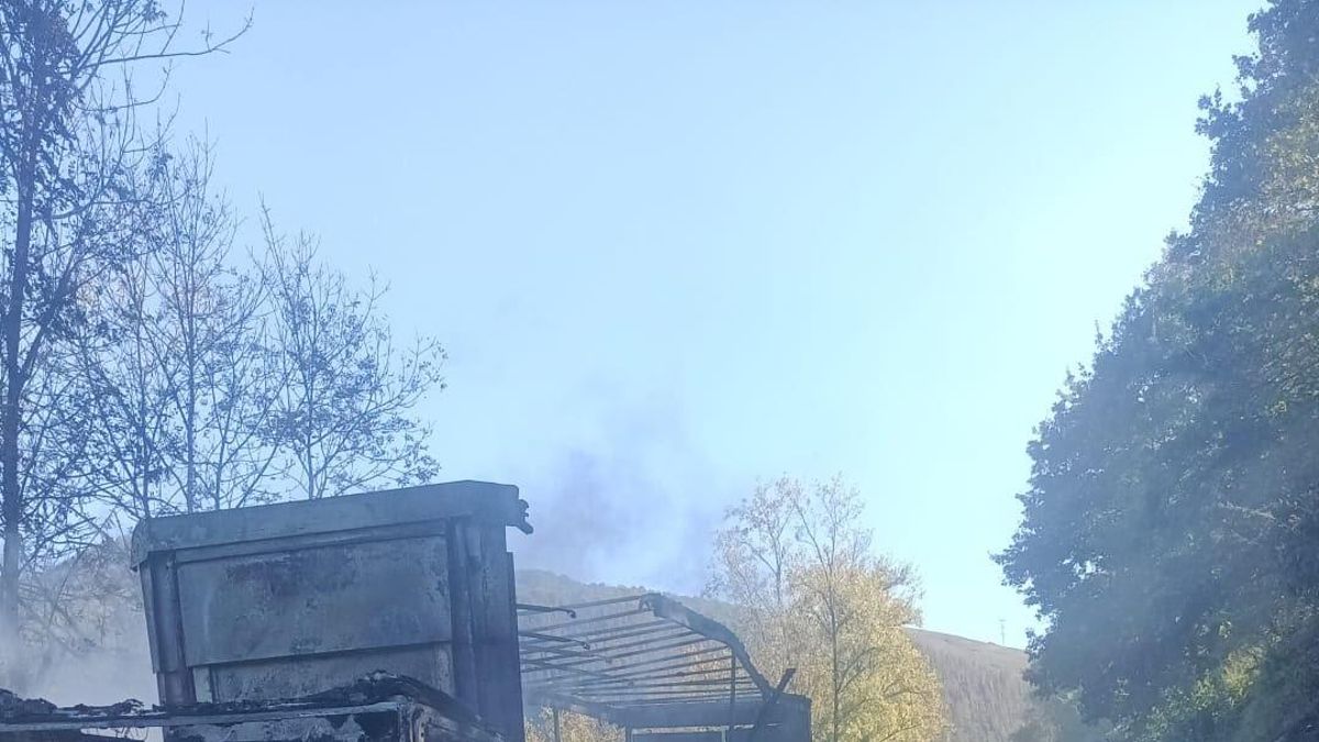 Cortada la N-623 en Luena tras el incendio de un camión y el desprendimiento de su carga