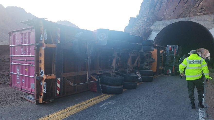 La temeraria travesía por la ruta nacional 7 que refleja la crisis vial del país: “Es un viaje de un peligro latente”