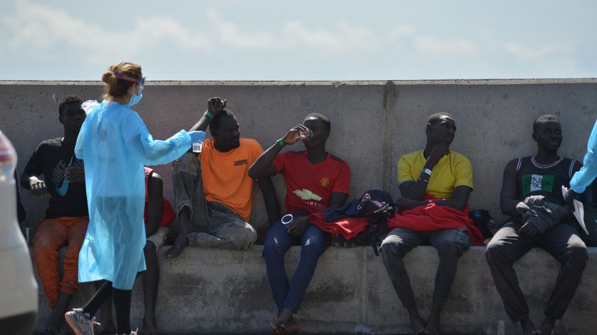 Un grupo de migrantes llegados en patera a El Hierro el pasado 24 de octubre.
