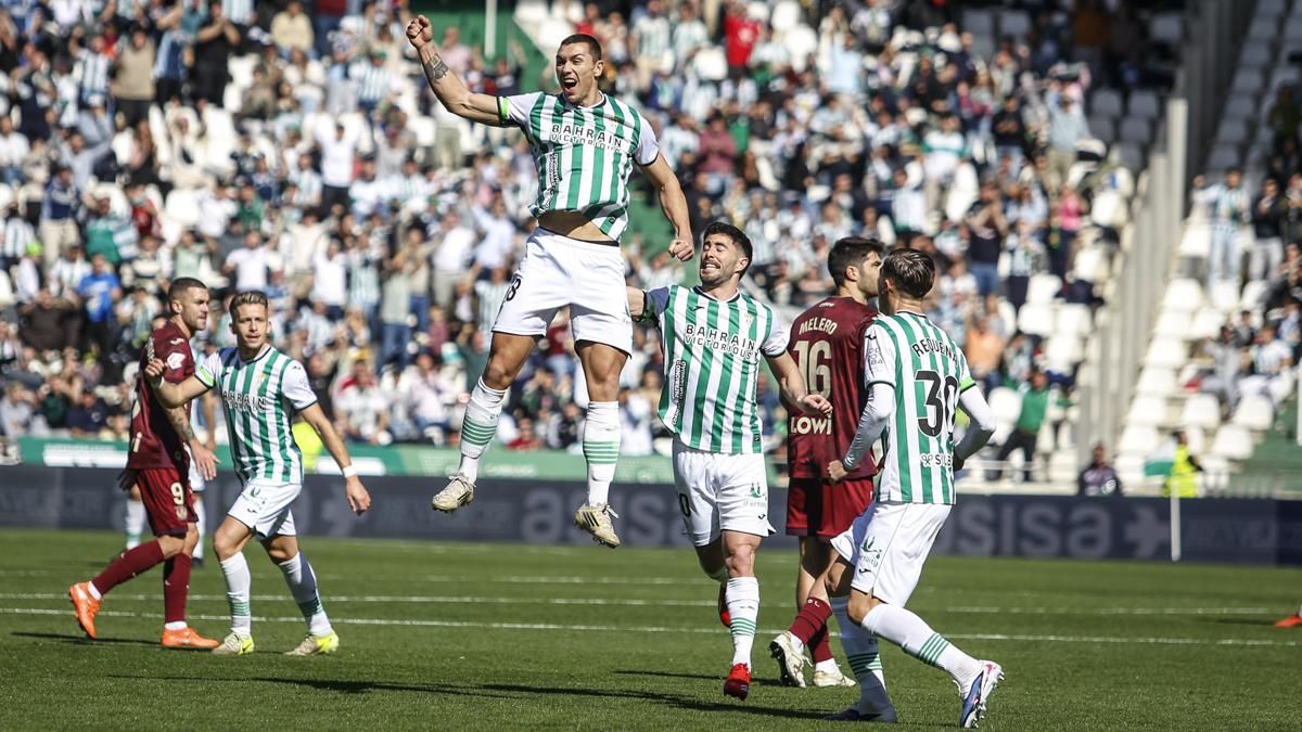 Adri Fuentes celebra un gol en El Arcángel